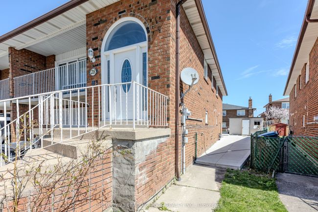 28 Sawmill Rd, House attached with 4 bedrooms, 3 bathrooms and 3 parking in North York ON | Image 26