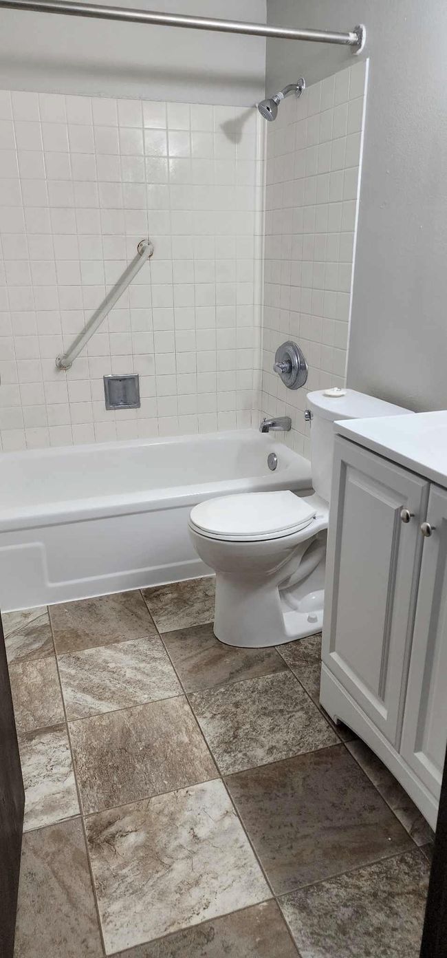 Rolling Hills Bathroom.jpeg | Image 9