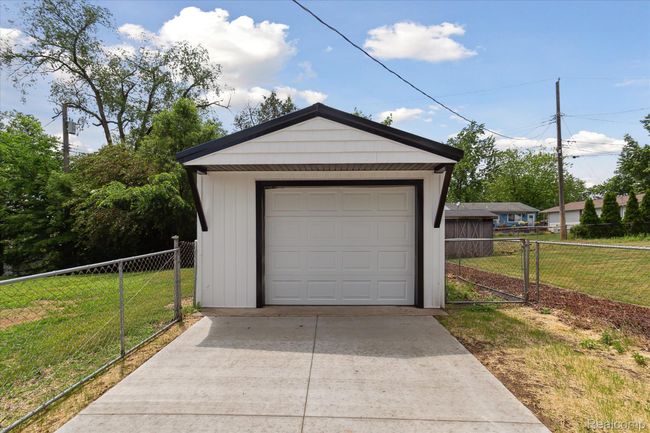 Garage | Image 35