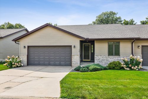 438-438 Apple Valley Ln, Clinton, IA, 52732-4907 | Card Image