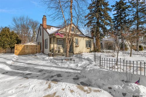 21819 California St, Saint Clair Shores, MI, 48080-1889 | Card Image