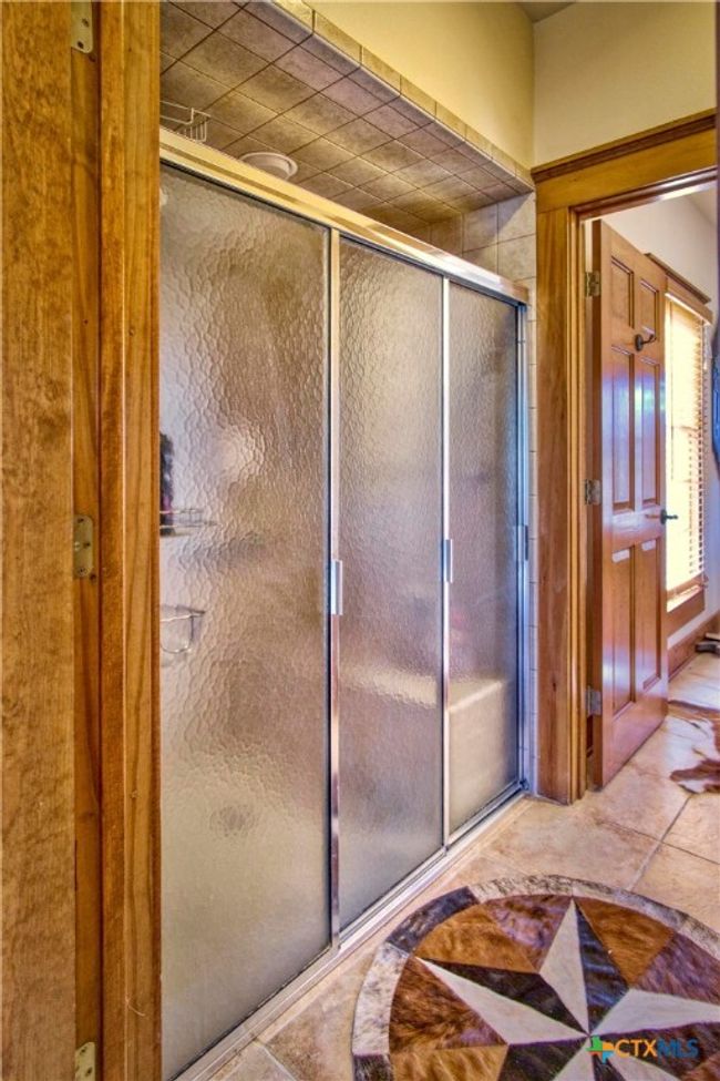 guest shower | Image 30