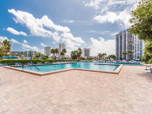 APT-1717 - 2500 Parkview Dr, Condo with 2 bedrooms, 2 bathrooms and null parking in Hallandale Beach FL | Image 29