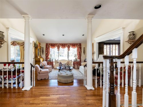 2 Bonnie Lynn Ct, Roslyn, NY, 11576-3040 | Card Image