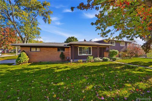8639 Clinton River Rd, Sterling Heights, MI, 48314-1632 | Card Image
