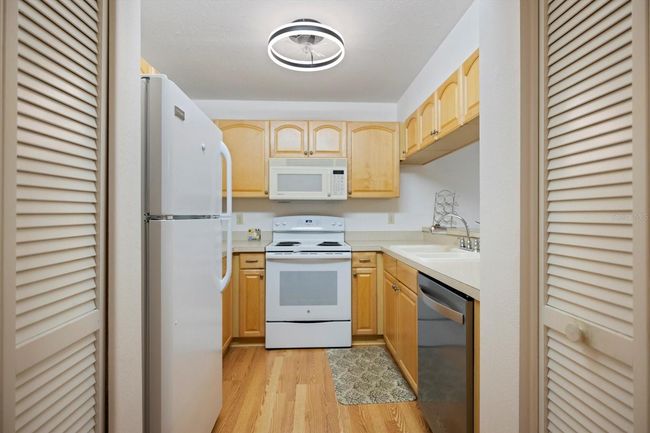 APT-108 - 752 White Pine Tree Rd, Condo with 2 bedrooms, 2 bathrooms and null parking in VENICE FL | Image 5