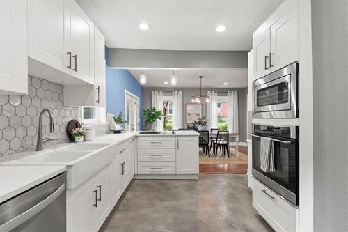 2827 Campbell St, Kansas City, MO, 64109-1125 | Card Image