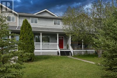 42 Green Meadow Cres, Townhouse with 3 bedrooms, 3 bathrooms and 2 parking in Strathmore AB | Image 2