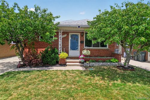 22435 Lange St, Saint Clair Shores, MI, 48080-1335 | Card Image