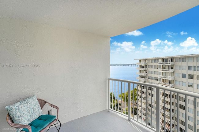 APT-1407C - 1420 Brickell Bay Dr, Condo with 2 bedrooms, 2 bathrooms and null parking in Miami FL | Image 10