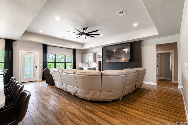 177 E Short Meadow Dr, House other with 4 bedrooms, 4 bathrooms and null parking in Lytle TX | Image 7