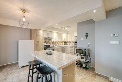 119 - 1300 Marlborough Crt, Condo with 3 bedrooms, 2 bathrooms and 1 parking in Oakville ON | Image 3