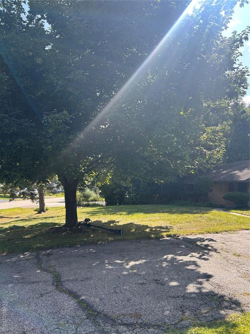 10023 Cedar Shrs, White Lake, MI, 48386-2823 | Card Image