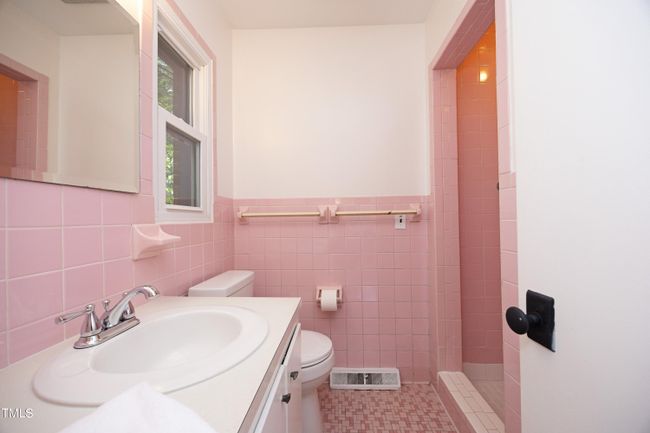Groovy Teal Bathroom | Image 27
