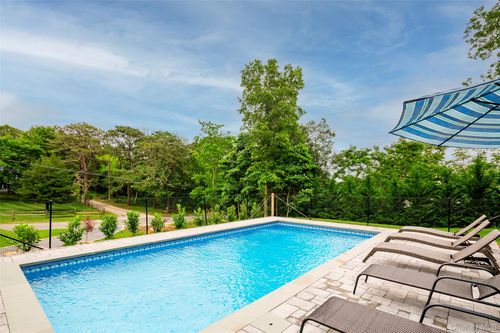 15 S Beach Rd, Southampton, NY, 11968-4207 | Card Image