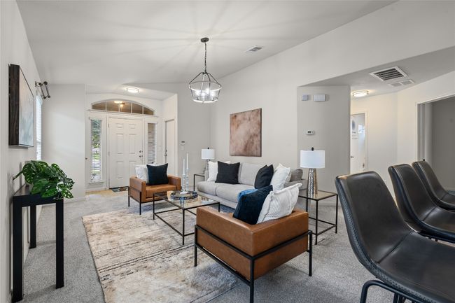 Bright and light living area | Image 7