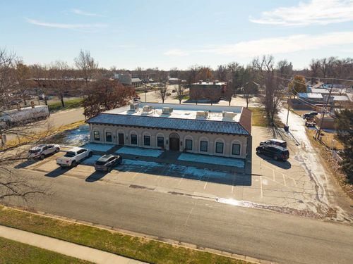 1233 N Main St, McPherson, KS, 67460-2833 | Card Image