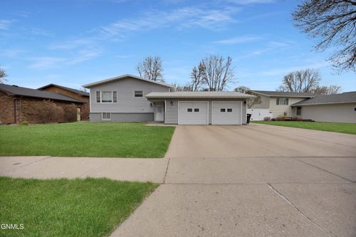 1627 Oakland Dr, Bismarck, ND, 58504-6483 | Card Image