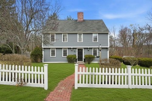 2 Queen Anne Ln, Hingham, MA, 02043-3904 | Card Image