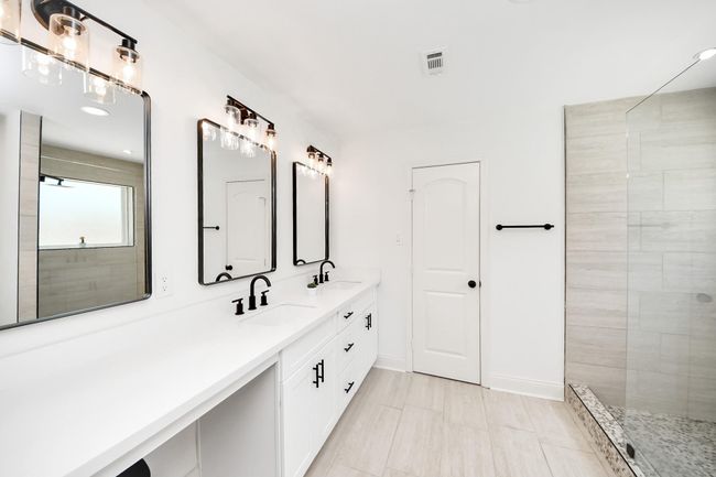 Primary Bedroom Bathroom | Image 14