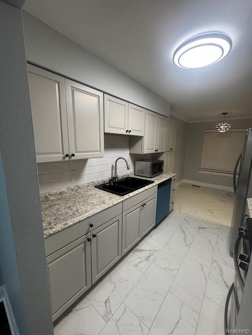 27027 Lincolnshire Dr, Southfield, MI, 48034-4706 | Card Image