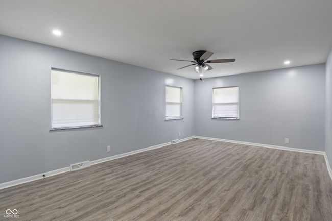 unfurnished room with ceiling fan, wood finished floors, baseboards, and recessed lighting | Image 15