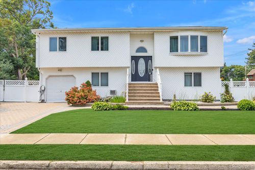 583 N Erie Ave, Lindenhurst, NY, 11757-3442 | Card Image