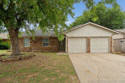 967 Heritage Mansion, Yukon, OK, 73099 | Card Image
