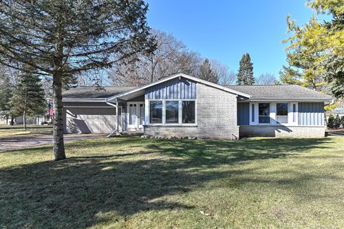 2000 S Woodlawn Dr, New Berlin, WI, 53146-1857 | Card Image