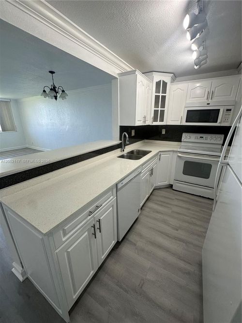 c702-9001 77th Ave, Miami, FL, 33156-7647 | Card Image
