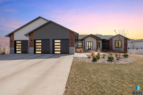 7317 E Gray Eagle Cir, Sioux Falls, SD, 57110-3313 | Card Image