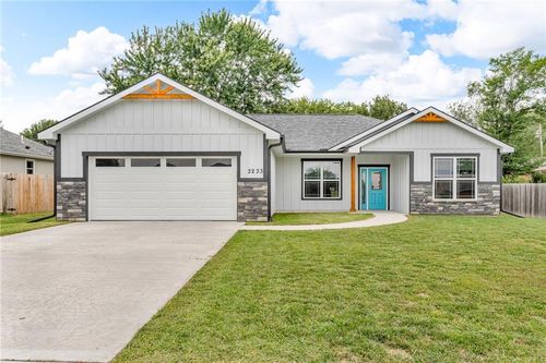 3233 Se Downing Dr, Topeka, KS, 66605-2145 | Card Image
