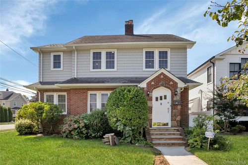 92 Hillside Ave, Manhasset, NY, 11030-2252 | Card Image
