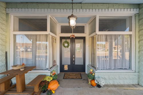 8 E Main St, Decaturville, TN, 38329-4093 | Card Image