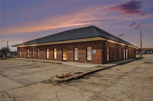 208 W Salisbury St, Asheboro, NC, 27203-5575 | Card Image