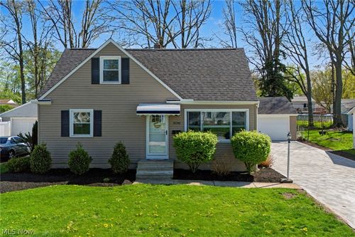 38346 Dolores Dr, Eastlake, OH, 44095-1251 | Card Image