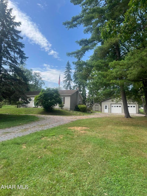 Hen House Ln, Altoona, PA 16601