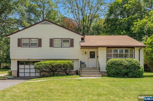 217 Alberon Dr, Park Ridge, NJ, 07656-1002 | Card Image