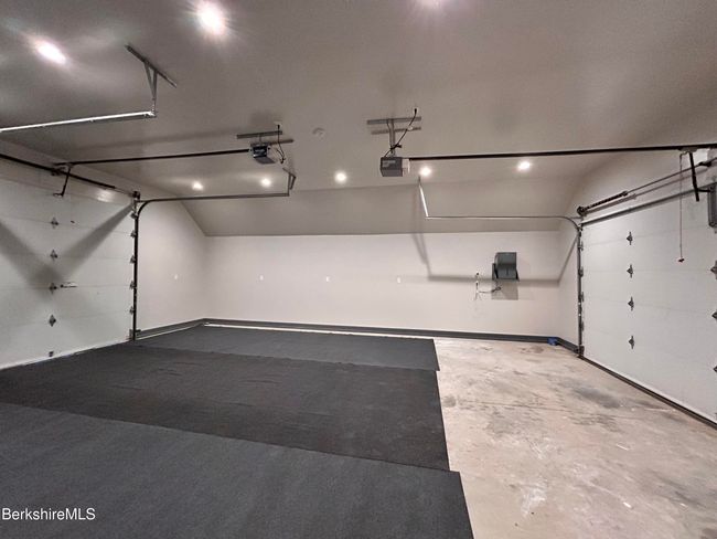 2 car garage with 2 doors | Image 32