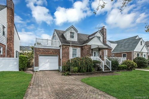 16 William St, New Hyde Park, NY, 11040-3822 | Card Image