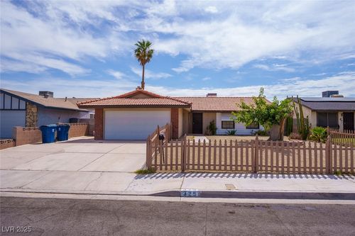 325 Greenfield Ln, Las Vegas, NV, 89107-2443 | Card Image