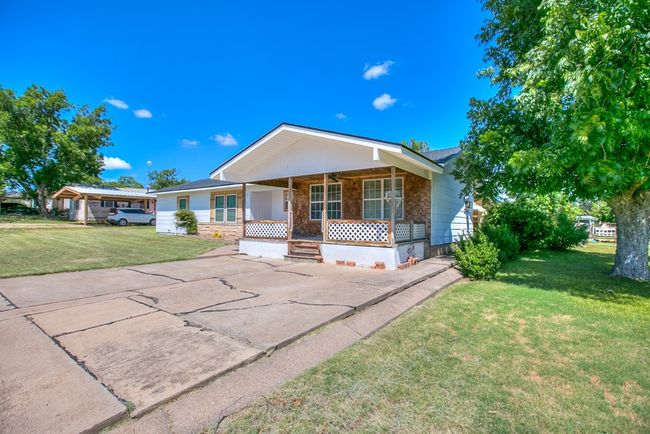 202 Sharp Ave, House other with 3 bedrooms, 2 bathrooms and 1 parking in Ballinger TX | Image 4