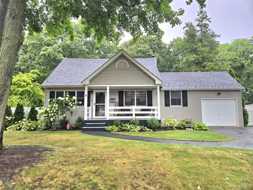 9 Runyon St, Bay Shore, NY, 11706-6135 | Card Image