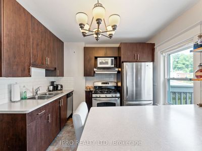 1178 Gerrard St E, Home with 3 bedrooms, 2 bathrooms and 1 parking in Toronto ON | Image 3