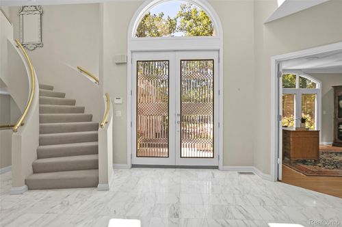 5575 Forman Dr, Bloomfield Hills, MI, 48301-1152 | Card Image