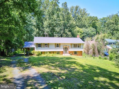 9040 Weant Dr, GREAT FALLS, VA, 22066-4134 | Card Image