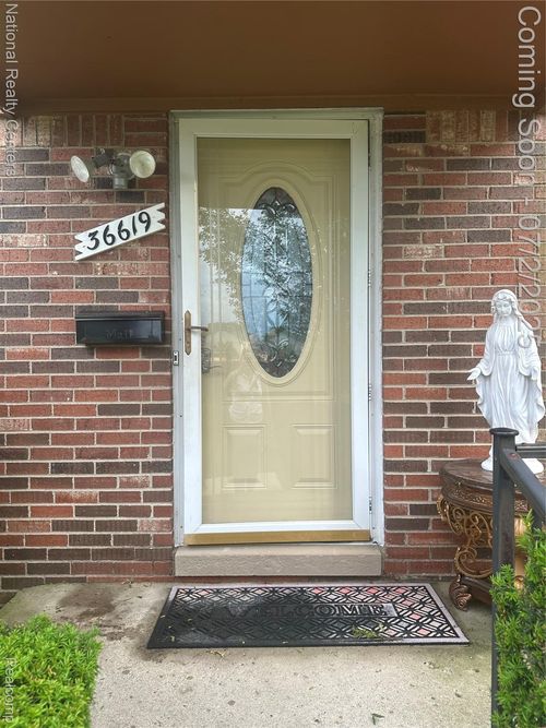 36619 Park Place Dr, Sterling Heights, MI, 48310-4224 | Card Image