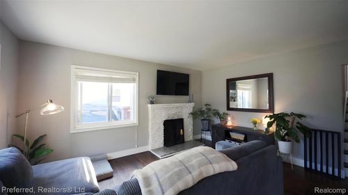 8483 Harding, Center Line, MI, 48015-1565 | Card Image