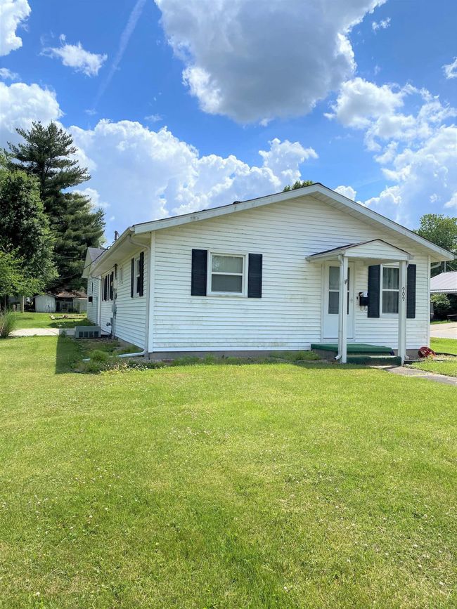 909 Se A. Street, House other with 2 bedrooms, 2 bathrooms and null parking in Linton IN | Image 1