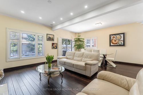 626 College Manor Dr, Newmarket, ON, L3Y8M7 | Card Image